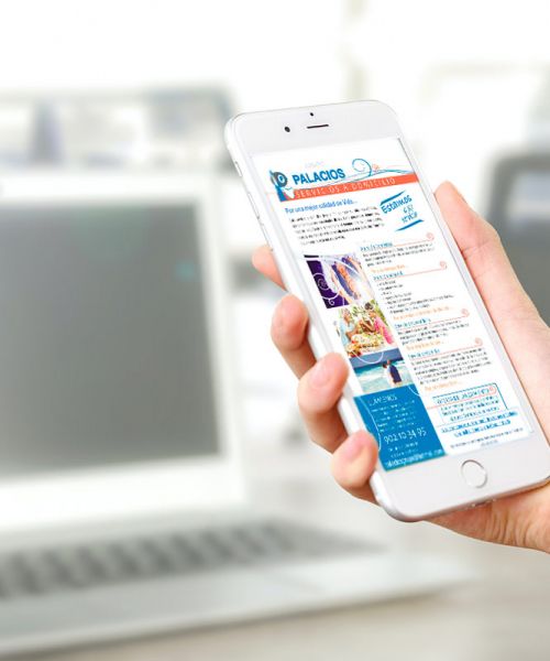 Imagen de mano sosteniendo un móvil que muestra un cartel con los servicios de asistencia a domicilio